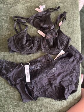 Victoria's Secret Black Lace Underwire Bra with Matching thong + 2 extra undies